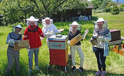 Group photo in front of the bee box at Bienenmartin's apiary